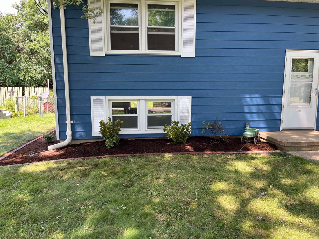 Fresh mulch along a house foundation